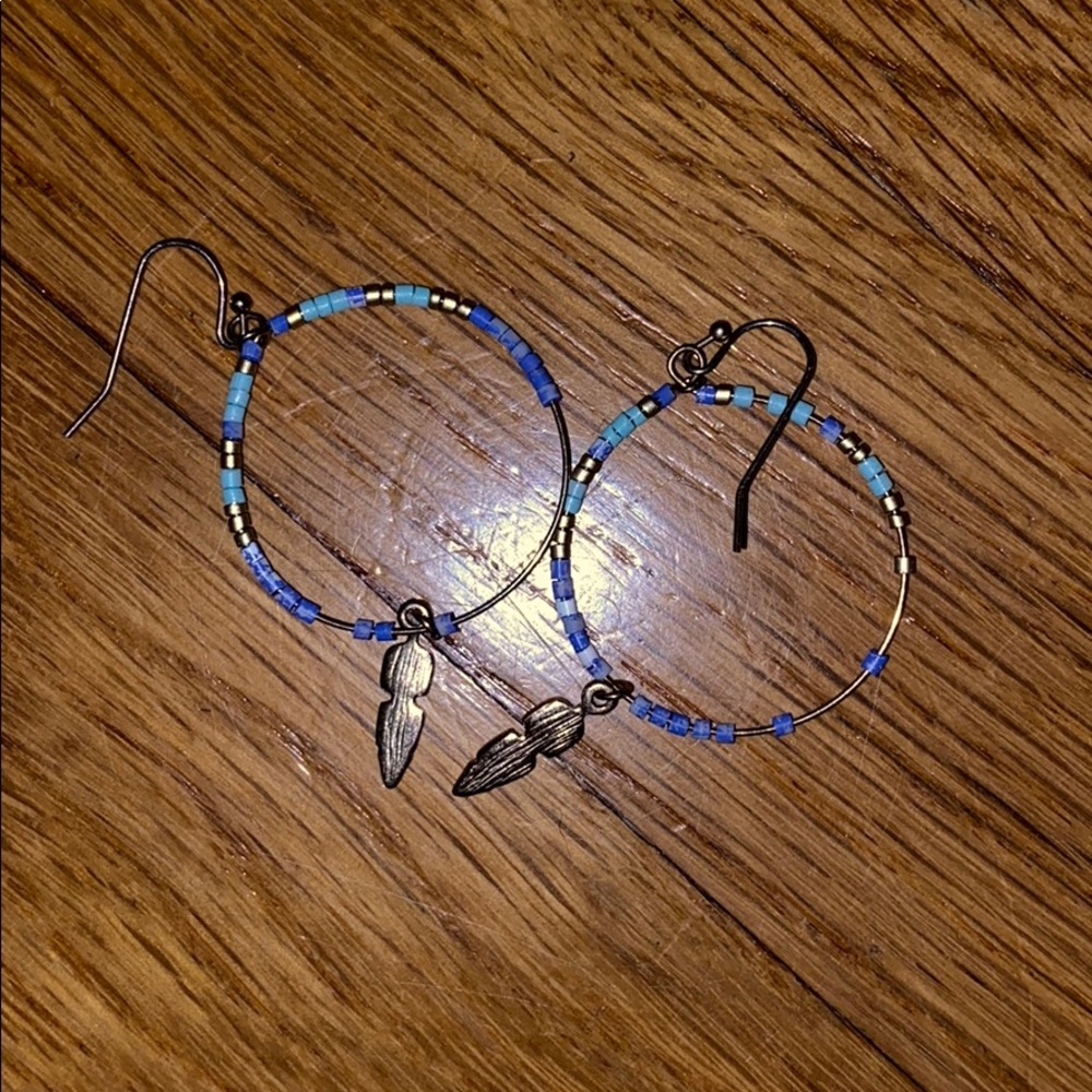 cute feather hoop earrings!